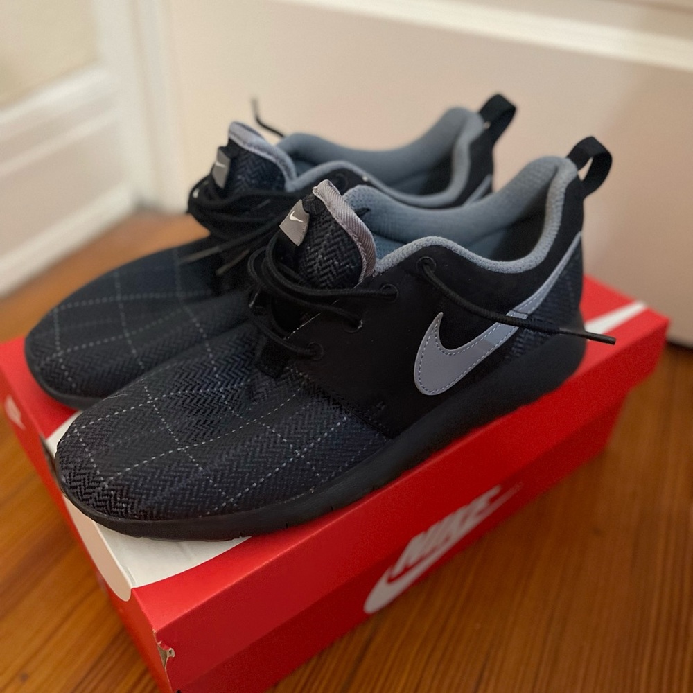 Nike plaid Roshe
